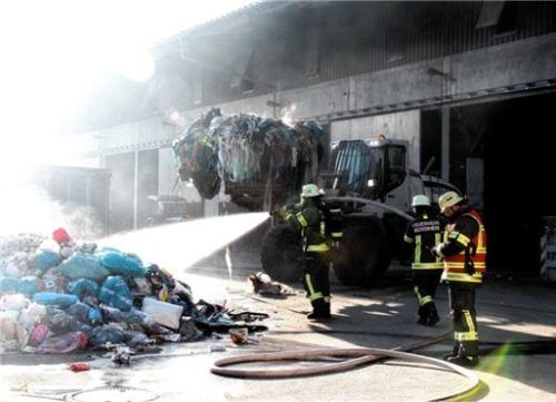 Ein etwa drei mal drei Meter großer Müllhaufen stand auf dem Betriebsgelände in Flammen. Foto Reisner