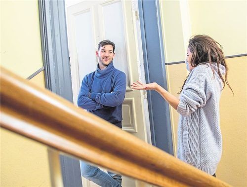 Ein Gespräch bewirkt manchmal Wunder: Wenn Nachbarn lärmen, sollte man diese freundlich darauf hinweisen. Foto dpa/Christin Klose