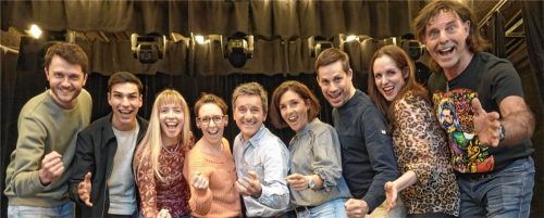 Ein junges Ensemble mit einigen neuen Gesichtern spielt bei der Volksbühne Rosenheim St. Nikolaus. Foto dengl