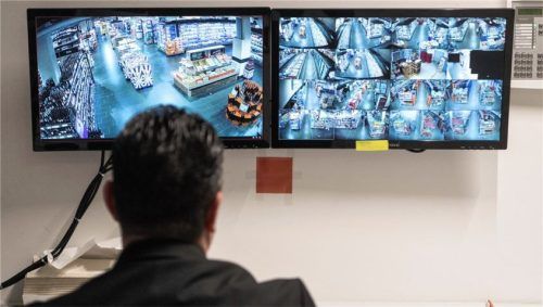 Ein Ladendetektiv sitzt vor Überwachungsmonitoren eines Supermarktes (Symbolbild). Dem Handel entstehen durch Diebstähle und Betrügereien immense Schäden. Foto dpa