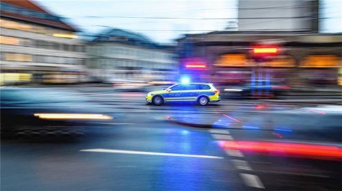 Ein Polizeiauto ist mit Blaulicht zu einem Einsatz unterwegs (Symbolfoto). In Kolbermoor war es bei einer derartigen Blaulichtfahrt nach Angaben einer Rosenheimerin zu einer brenzligen Situation gekommen. Foto dpa