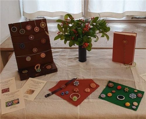 Ein Posamentenknopf-Workshop ist eines von zahlreichen kreativen Angeboten des Museums. Foto re