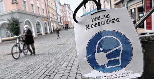 Ein Schild mit der Aufschrift „Hier gilt Maskenpflicht – Bitte tragen Sie einen Mund-Nasen-Schutz“ hängt am 28. Oktober 2020 an einem Zugang zur Rosenheimer Innenstadt. Die Corona-Krise wirkt bis heute nach.Foto dpa