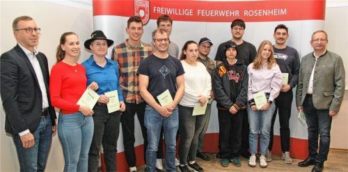 Ein Teil der Neuzugänge mit den Vorsitzenden Mario Zimmermann (links) und Hans Meyrl (rechts). Fotos binder