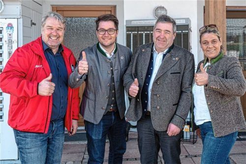 Ein Zuschuss über gut 150000 Euro für den Umbau des Sportheims: Vereinsvorsitzender Markus Schäffner und Bürgermeister Johannes Thusbaß (beide links) sind überglücklich. Hochzufrieden auch FW-Landtagsabgeordneter Sepp Lausch, der die gute Nachricht überbringen konnte, sowie Gemeinderätin Barbara Stein.Foto Thomae
