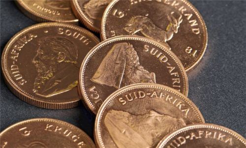 Eine alte Dame aus Bergen hat jetzt auf einem Friedhof goldene Krügerrand-Münzen im Wert von 165000 Euro deponiert. Sie fiel einem Schockanruf zum Opfer.Foto dpa