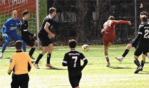 Eine der guten Gelegenheiten für die Sechziger: Edis Mehmeti scheitert mit diesem Schuss. Die Szene gab es kurz nach dem Garchinger Führungstor.Foto Hans-Jürgen Ziegler