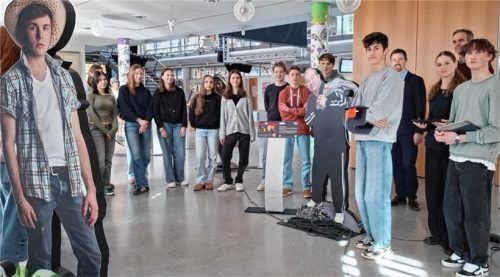 Eine Klasse wird von Zehntklässler Benjamin, rechts neben der rechten Aufstellfigur zu sehen, durch die Ausstellung geführt. Im Hintergrund sieht man Schulleiter Anton Seitz und den Organisator der Ausstellung, Michael Rauch.Foto Sönmez