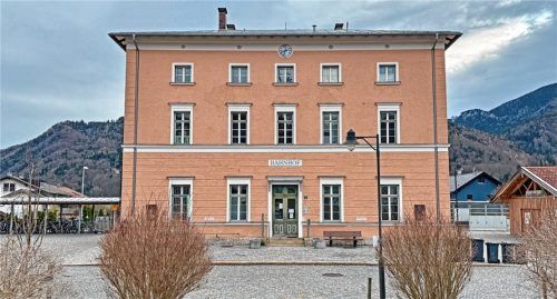 Eine Machbarkeitsstudie soll darüber Auskunft geben, wie aus dem Aschauer Bahnhofsgebäude ein wirtschaftlich rentables Schmuckstück werden und am Hans-Clarin-Platz mehr Aufenthaltsqualität entstehen kann. Foto  H. Reiter