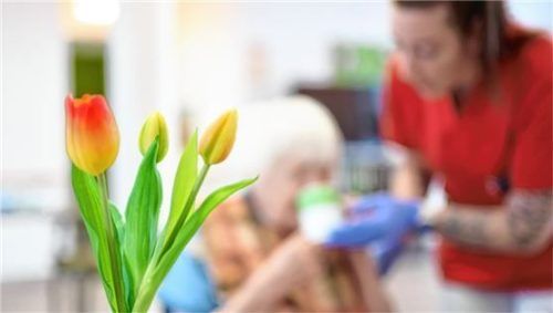 Eine Pflegekraft unterstützt eine Seniorin beim Frühstück. Die Sparkassenstiftungen Zukunft wollen nun in der Region den Helfern helfen. Foto dpa