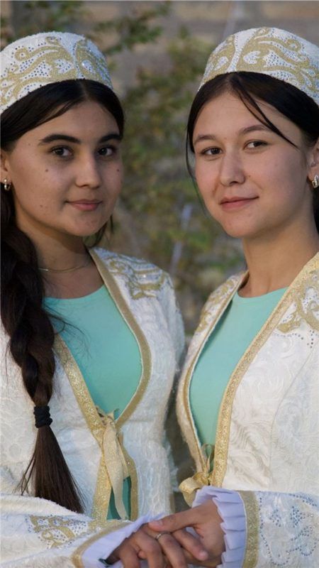 Eine Reise durch Gesichter ermöglicht die Ausstellung in der Rosenheimer Stadtbibliothek.Foto Davor von Winterfeld