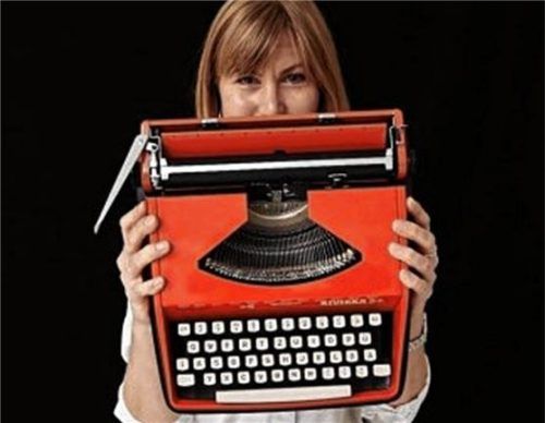 Eine Schreibmaschinenstation wartet im Erdgeschoss auf Besucher der Stadtbücherei am 4. April.Foto Sabine Magnet