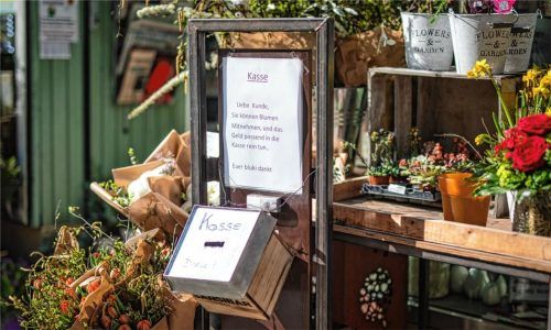 Eine Vertrauenskasse vor einem Hofladen: Kassen wie diese waren das Ziel der beiden jungen Täter.Fotos dpa
