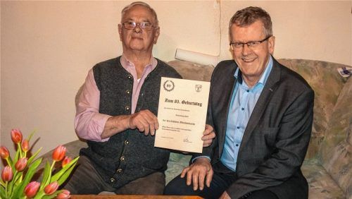 Eine weitere Urkunde für eine ganze Sammlung: Georg Martl (links) freute sich über den Besuch von Bürgermeister Georg Weigl anlässlich seines 85. Geburtstags. Fotos stache