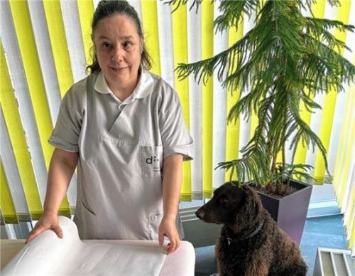 Elvira Häußler an ihrem Arbeitsplatz mit BlindenhundAshanti. Foto Kirchner
