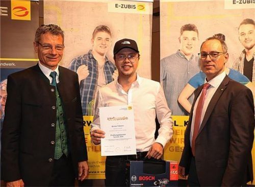 Er ist der erfolgreichste Geselle der Elektro-Innung: Fabiano Burner (Mitte), links Lehrlingswart Alois Ortner und rechts Obermeister Peter Müller.Foto wittenzellner
