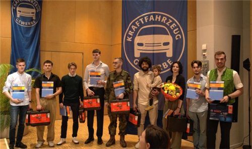 Erfolgreiche Gesellen: (von links) Tobias Bodmeier, Nikolas Hofstetter, Mika Hanssum, Maximilian Lesk, Lukas Rieger, Deaon Woggon, Sybille Sonner, Roman Danzer und Bastian Singer (Ausbildung bei der Bundespolizei Rosenheim) mit der Traumnote 1.Foto re