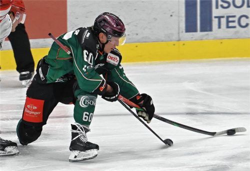 Erst den Schläger, dann den Puck: Shane Hanna nimmt den Angreifern alles ab, was nicht am Mann getragen wird. Nicht ohne Grund schloss der Kanadier die Punktrunde mit einer Plus-Minus-Statistik von plus 29 ab.Foto Hans-Jürgen Ziegler