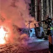 Unfallopfer an den Füßen aus brennendem Auto gezogen