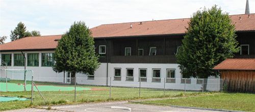 Erweiterung schwierig – die Ostermünchner Schulturnhalle. Jetzt will man zuerst einmal alle Fördermöglichkeiten abklopfen. Fotos stache