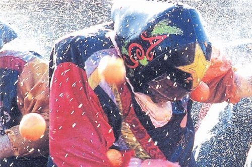 Es fliegen Orangen: In Ivrea gehört es zur Karnevalstradition, dass mit den leckeren Zitrusfrüchten um sich geschmissen wird.