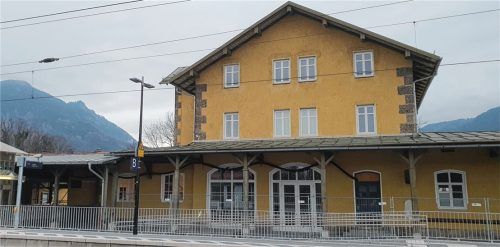 Es schaut gut aus für das Vordach am Brannenburger Bahnhof, das von Reisenden als Wetterschutz geschätzt wird und aus Sicht vieler Bürger architektonisch zum Gebäude gehört. Fotos Stuffer-Chunphetch