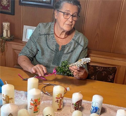 Etliche Osterkerzen hat Rosa Rottmüller bereits fertiggestellt. Die Exemplare gibt es in verschiedenen Größen.Foto Kotter