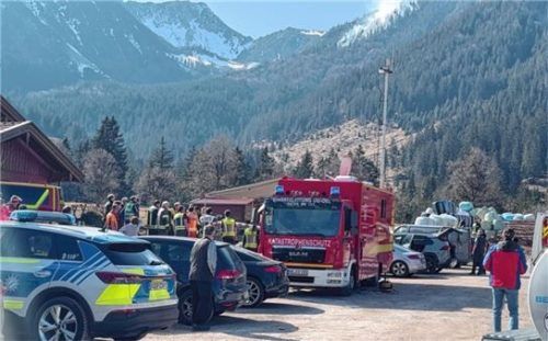 Etwa 120 Einsatzkräfte von Feuerwehren, Bergwacht, THW und Polizei sind im Einsatz. Aus der Luft wurden sie von vier Löschhelikoptern unterstützt.