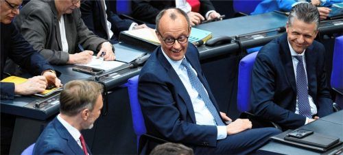 Ex-Finanzminister Christian Lindner (von links), Friedrich Merz, Bundesvorsitzender der CDU, und Thorsten Frei (CDU) sitzen in der 213. Plenarsitzung der 20. Legislaturperiode im Deutschen Bundestag. In dieser wurde ein milliardenschweres Sondervermögen und eine Reform der im Grundgesetz verankerten Schuldenbremse beschlossen. Foto dpa