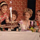 Böse Komik vor schreiender Tapete