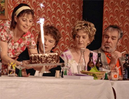 Familienfarce im 70er-Jahre-Ambiente: (von links) Die Mama (Claudia Schlemer) präsentiert ihrem Bub (Seppi Schneider) sowie Tante Anna (Regina Feichtner) und Onkel Willi (Andreas Wörndl) die Torte mit Feuerwerk. Foto Hartl