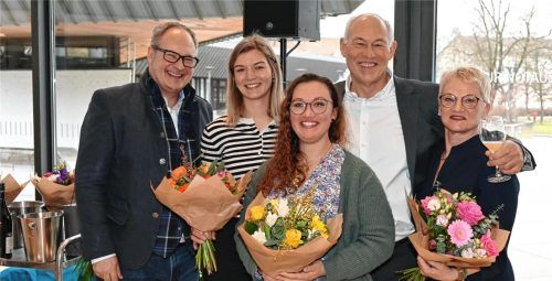 Fani Jacobs (Zweiter von rechts) hat sich über 25 Jahre lang um die Bewirtung der Gäste im Rosenheimer Kultur- und Kongresszentrum gekümmert. Jetzt verabschiedete er sich in den Ruhestand. Foto Schlecker
