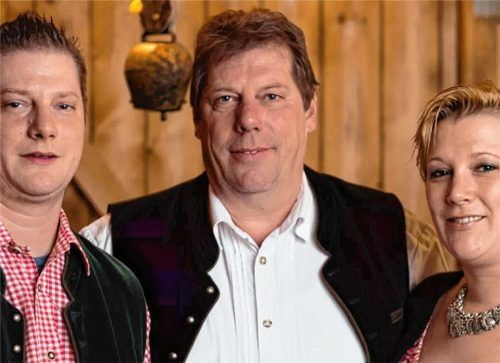 Festwirt Jochen Mörz (Mitte) freut sich mit Tochter Nadine (Organisation und Management) und Sohn Andreas (Küchenleitung) auf das Volksfest. Foto Mörz Festzeltbetriebs GmbH