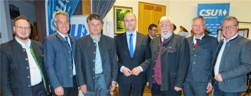 Finanzminister Albert Füracker (Mitte), „politisch flankiert“ vom (von rechts) CSU-Kreisvorsitzenden (und Ex-Mdl) Klaus Stöttner, Bruckmühler Bürgermeister Richard Richter, MdL Sebastian Friesinger, Ortsvorsitzenden Georg Ziegltrum, Landrat Otto Lederer und JU-Ortsvorsitzenden Felix Lechner. Fotos baumann