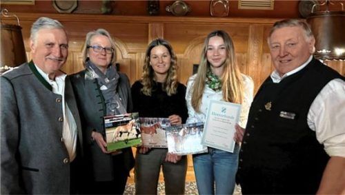 Florian Schelle (rechts) vom Landesverband Bayerische Pferdezüchter und Haflinger-Vorsitzender Bernhard Heistinger (von links) ehrten bei der Jahreshauptversammlung Christine Gruber aus Bad Reichenhall, Johanna Bachmann aus Haiming und Magdalena Mayer aus Siegsdorf für deren Zuchterfolge.Foto Kamhuber