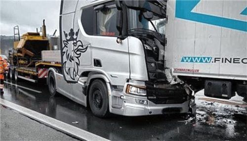 Folgenschwere Kettenreaktion: Ein Sattelzug fuhr auf das vor ihm stehende Fahrzeug auf.Foto  Feuerwehr Bernau