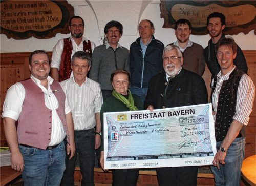 Fototermin mit dem Vorstand: (vordere Reihe von links) Martin Obermair junior, Martin Obermair senior, Michaela Goldes, Landtagsabgeordneter Sebastian Friesinger und Vorsitzender Anton Obermair. Hintere Reihe von links: Florian Wilhelm, Bernhard Obermair, Thomas Stocker, Simon Obermair und Wolfgang Obermair.Foto Steffenhagen