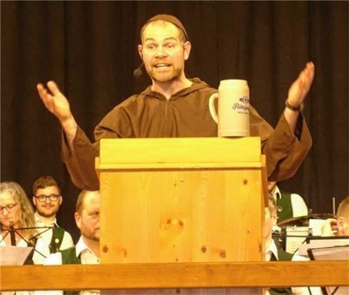 Frasdorfs Freibad, Verkehrsstaus mitten im Ort und der katholische Pfarrverband: Fastenprediger Barnabas (Andreas Stoib) hatte an Themen wahrlich keinen Mangel.