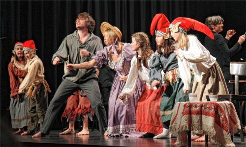 Frederic Böhle als Peer Gynt tanzt mit den Trollen. Foto von ahn