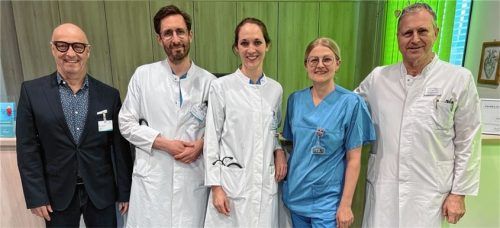 Freude über die Zertifizierung: (v.li.) Dr. Wolfgang Richter (Medizinvorstand), Dr. Ziad Hatahet (Leitender Oberarzt), Dr. Lisa Riesinger (Oberärztin), Justina Skiba (Gesundheits- und Krankenpflegerin im Herzkatheterlabor) sowie Chefarzt der Kardiologie und Ärztlicher Direktor der Standorte Altötting und Burghausen Dr. Walter Notheis. Foto Schmitzer/InnKlinikum