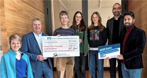 Freudige Gesichter bei der Scheckübergabe.Foto re