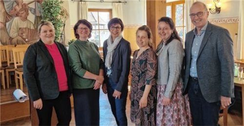 Freuten sich über die große Resonanz: (von links) BBV-Kreisvorstandsmitglied Maria Riepertinger, Familientrainerin Maria Büchsenmeister, Maria Bichler und Magdalena Baumgartner vom BBV Rosenheim, die stellvertretende Rosenheimer Kreisbäuerin Maria Fischbacher und BBV-Geschäftsführer Martin Peus.Foto re