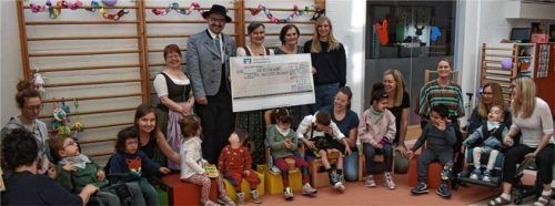 Freuten sich zusammen mit den Kindern: (hinten, von links) Kassierin Agnes Eirrainer, Vorsitzender Sebastian Gasteiger und Schriftführerin Marlene Kaffl von den Jenbachtalern sowie Magdolna Hauszknecht und Sabine Gebauer von der Heilpädagogischen Tagesstätte „FortSchritt Konduktiv“ in Rosenheim. Foto re