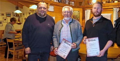 Für 25 Jahre Mitgliedschaft beim EC Bad Feilnbach ehrte (von links) der Vorsitzende Bernhard Cerweny Hans Roth, Sepp Angermaier sowie in Abwesenheit Katharina Angermaier junior. Foto strim
