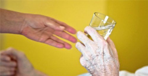 Für viele Senioren ist es wichtig, zu Hause gepflegt zu werden, anstatt in ein Pflegeheim zu müssen. Eine Möglichkeit dafür ist auch die 24-Stunden-Betreuung.Foto  dpa