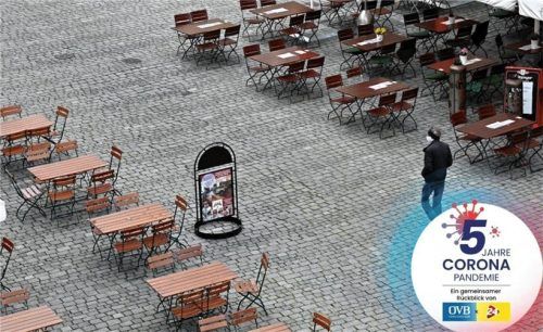 Gähnende Leere: Die Rosenheimer Fußgängerzone war während der Corona-Pandemie nahezu ausgestorben. Foto dpa / Grafik OVB