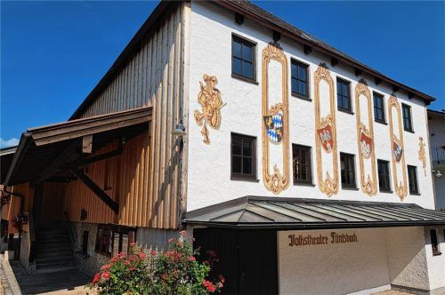 Ganz offiziell: Das Volkstheater Flintsbach ist das zweitälteste Dorftheater in Deutschland. Foto re