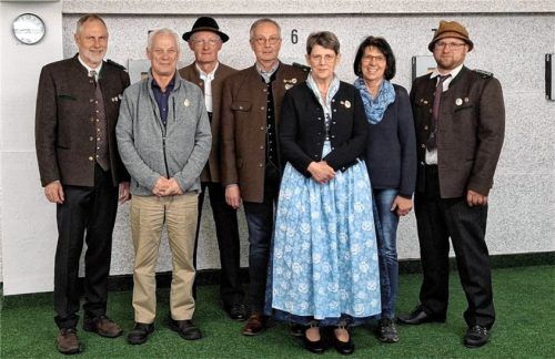 Geehrt wurden: (von links) Schützenmeister Georg Mayer, Ade Dengler, Sepp Staudinger, Ralf Konzack, Sonja Mayer, Gudrun Lefin und Andreas Henken. Foto  re