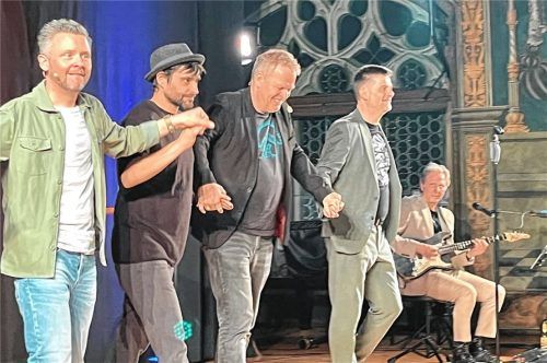 Gelungener Auftritt: Tobias Mann, Nektarios Vlachopoulos, Karsten Kaie, Michael Altinger und Andreas Rother verabschieden sich vom Publikum. Foto Janeczka