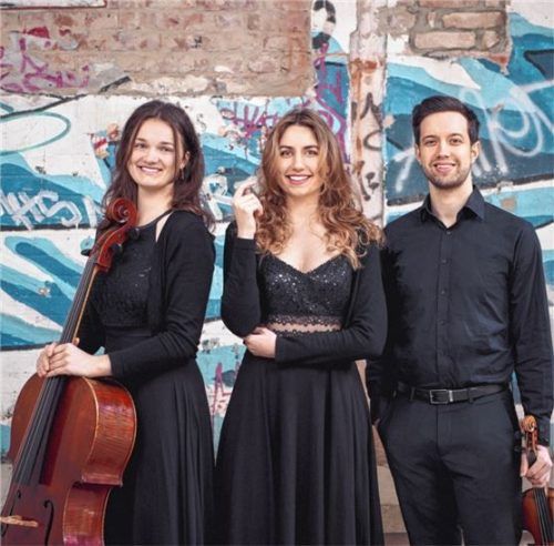 Genießen trotz junger Jahre einen hervorragenden Ruf: das Bernstein Trio mit (von links) Marei Schibilsky (Cello), Julia Stephan (Klavier) und Roman Tulchynsky (Violine).Foto Evens